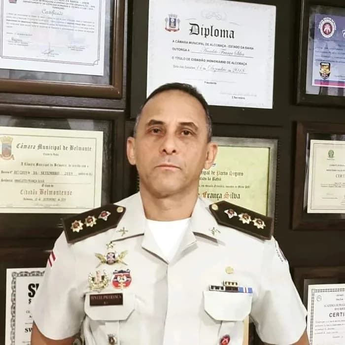 Coronel França com condecorações e diplomas